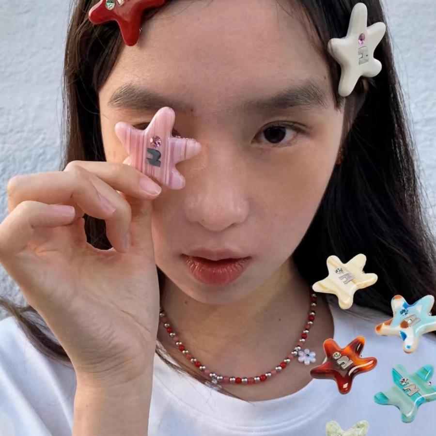 

Colorful Starfish Bangs Clip – Cute, Childlike Hairpin Accessory