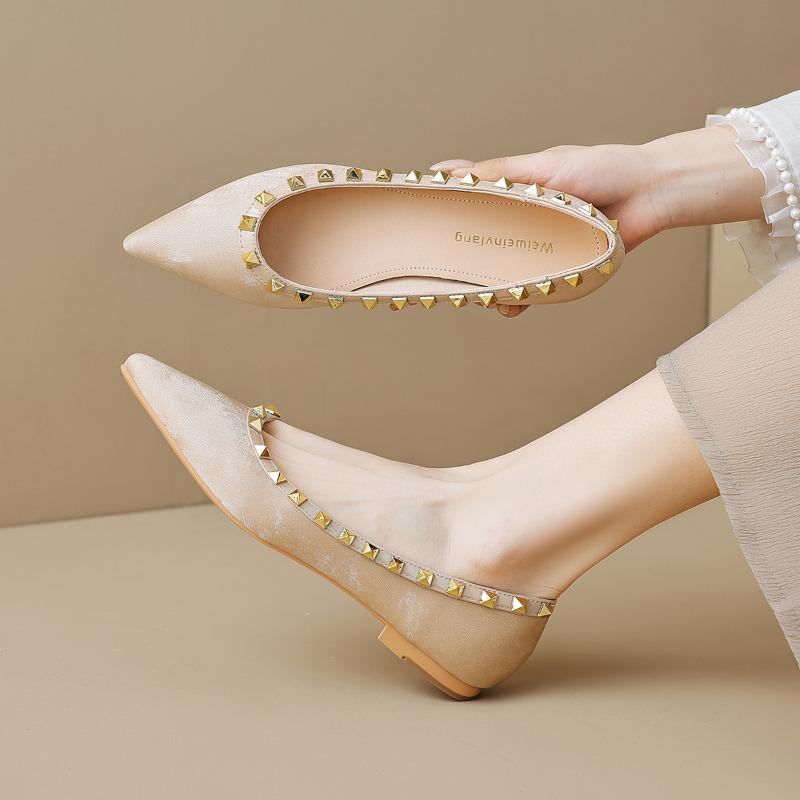 Spetsiga damskor platta sommarskor fransk temperament grund mun nitar milda kvällsskor