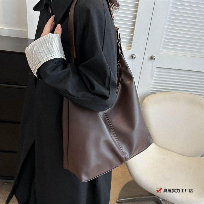 Large-capacity commuting new autumn and winter popular solid color simple texture casual oblique span single shoulder tote bag women