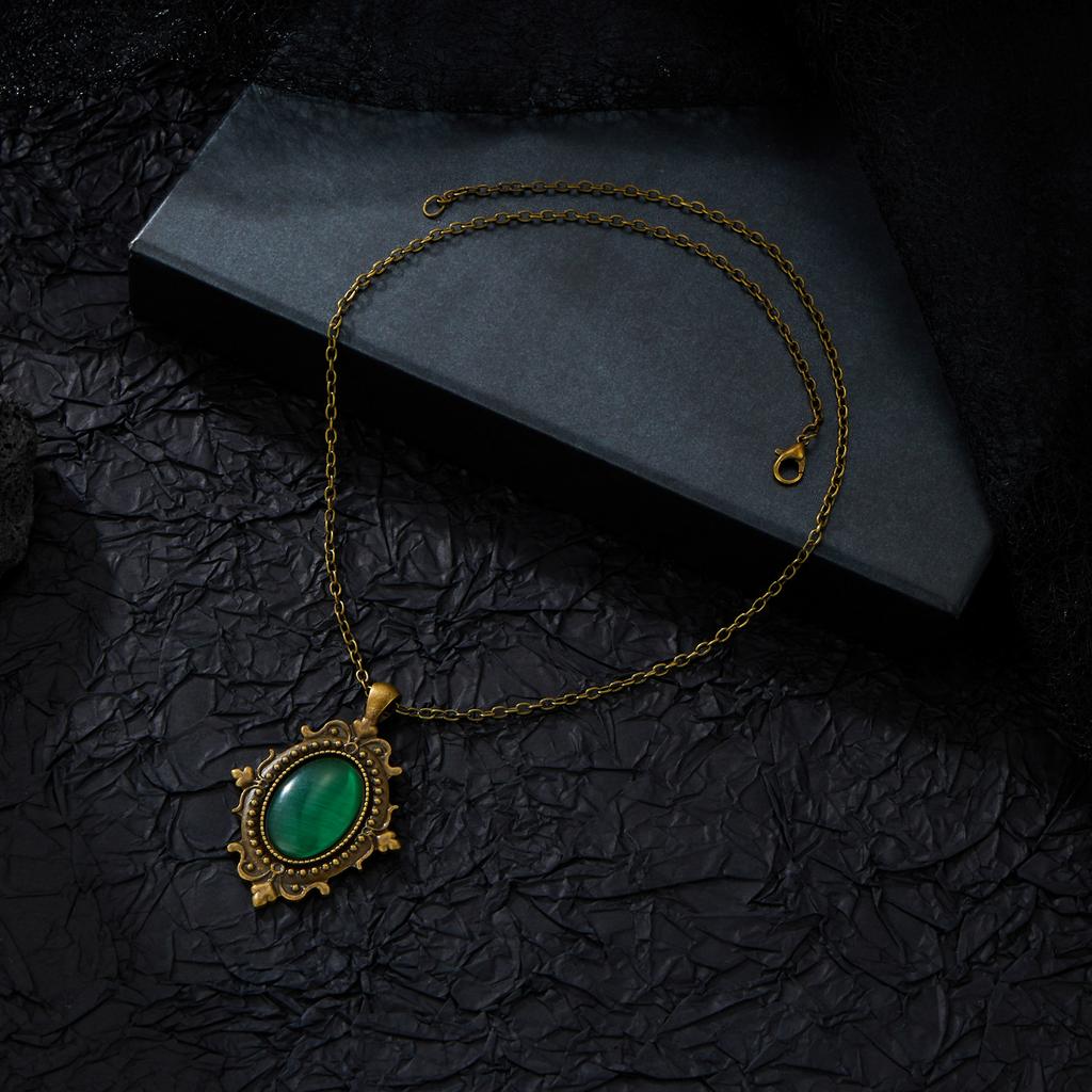 European and American Trend Gothic Green Red Vampire Mysterious Pagan Witch Jewelry Retro Relief Pendant Necklaces Gift