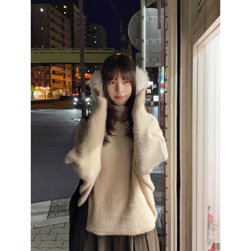 Elegant Women's White Raccoon Fur Pullover - Luxurious, Soft Cream Inner Layer, Winter Knitwear