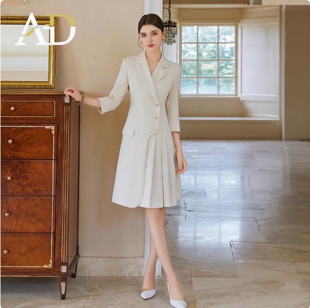 

2024 Женское бежевое платье с плиссированной юбкой - Летняя легкая роскошь, Профессиональная одежда для ведущей S