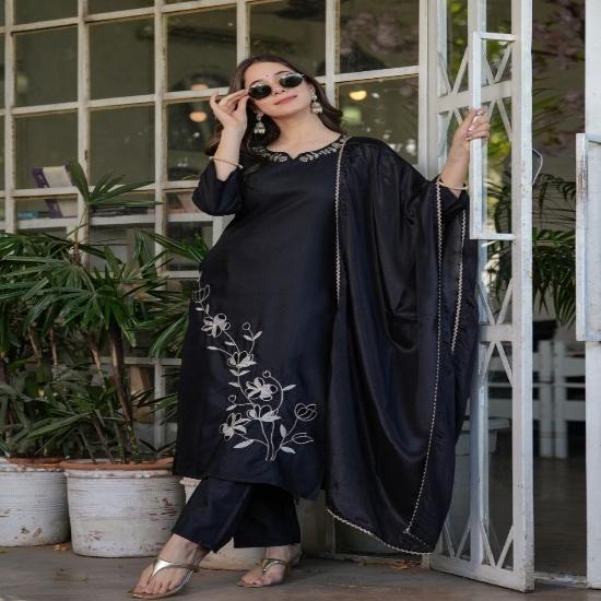 Elegant Embroidered Silk Kurti Pant Set with Scalloped Lace Dupatta