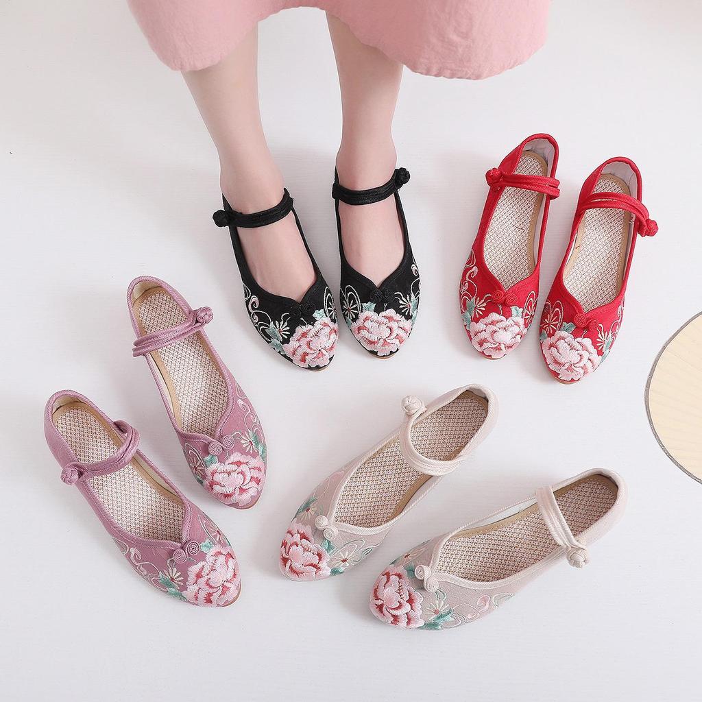 Beijing Embroidered Retro Mid-Heel Qipao Shoes: Ethnic Hanfu Dance Footwear with Pointed Toes