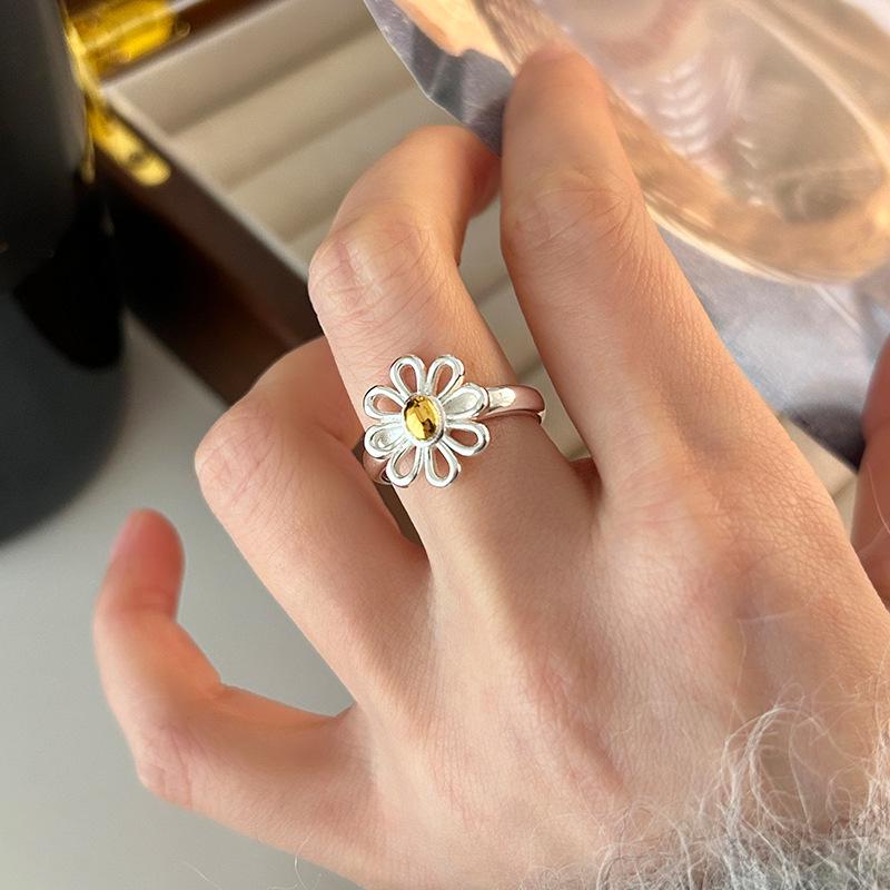 Hollow Daisy Openwork Ring for Women - Sweet Gold & Silver Contrast, Fresh Ins Style Index Finger Ring