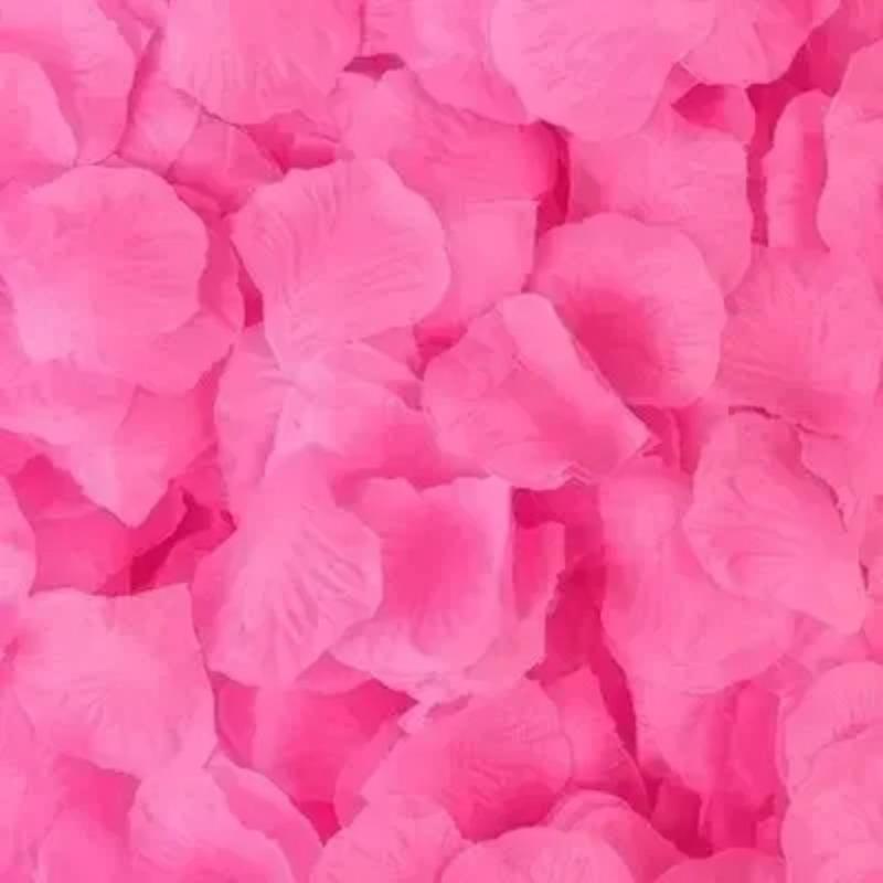 The Wedding Room Is Decorated With Simulated Rose Petals, The Proposal Is Arranged With Romantic Wedding Flowers, Creating A Romantic Atmosphere