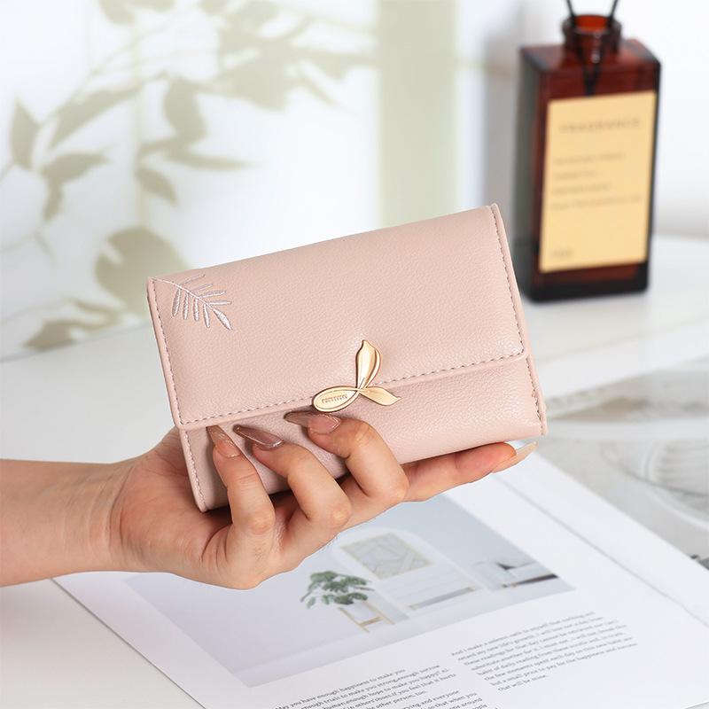 Women's 2025 Medium Wallet: Large Capacity Leaf Embroidery Flower Coin Purse & Card Holder Clutch