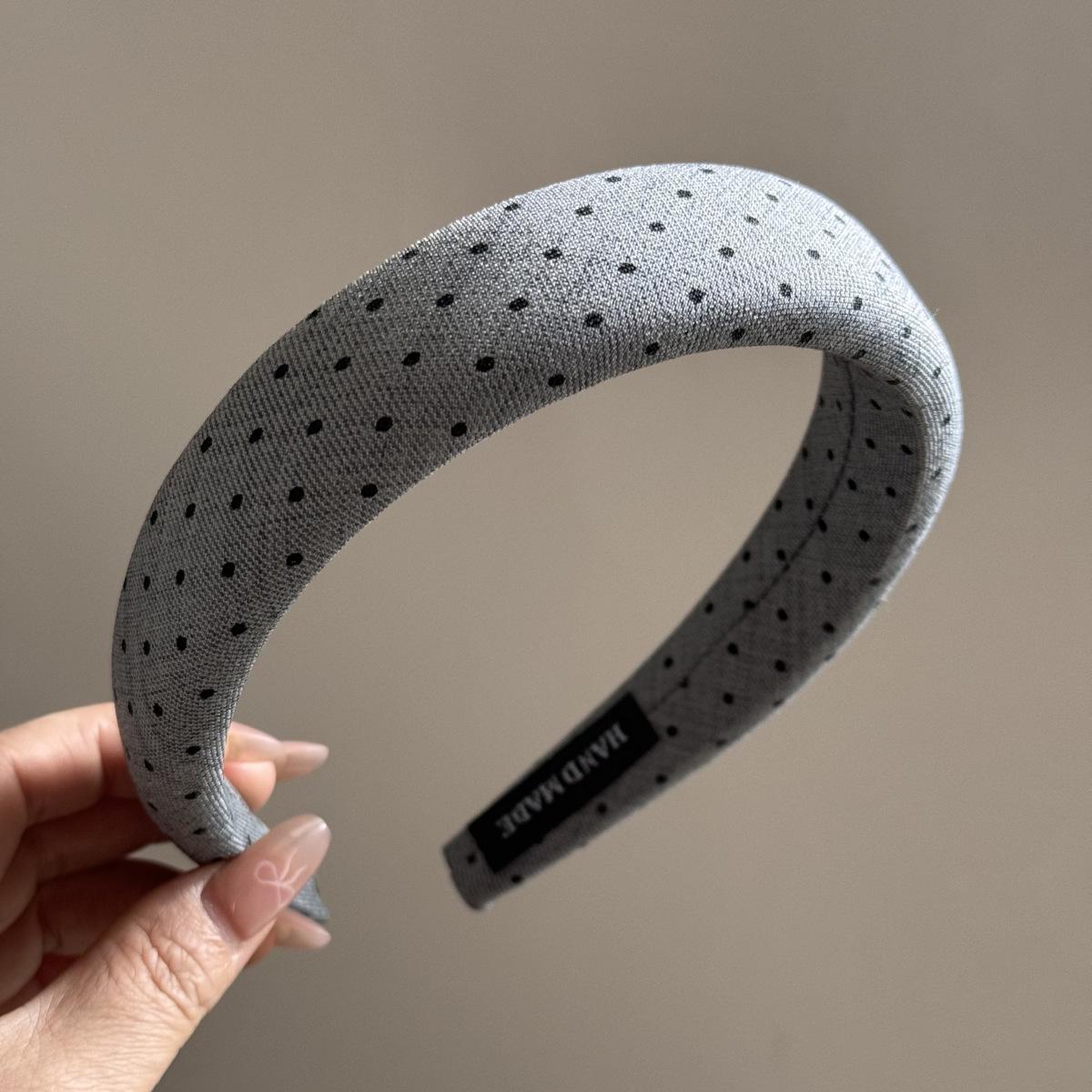 Wide-Brimmed Black and White Polka Dot Headband: Retro Style for Face Washing and Going Out.