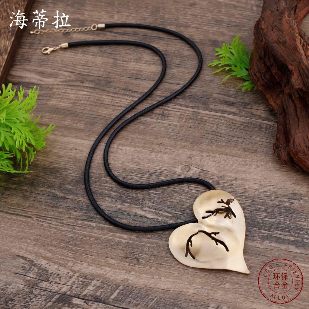 New brushed love leather rope long pendant, women's exaggerated high-end heart-shaped versatile long necklace