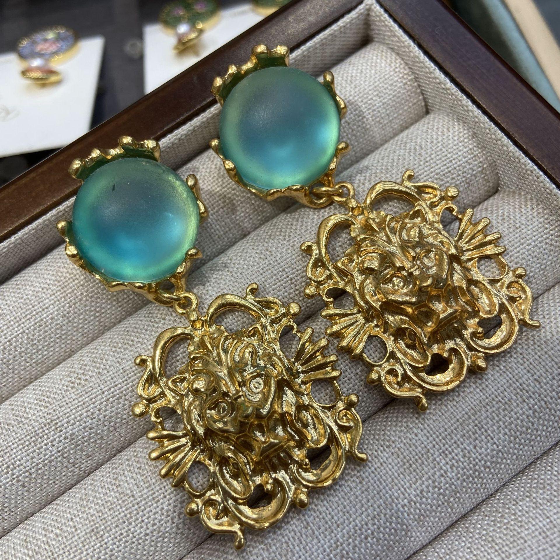 

Позолоченные глазурованные рельефные серьги в виде льва в стиле ретро, нестандартные серьги, ниша, высококачественные черные цветочные украшения для ушей для женщин