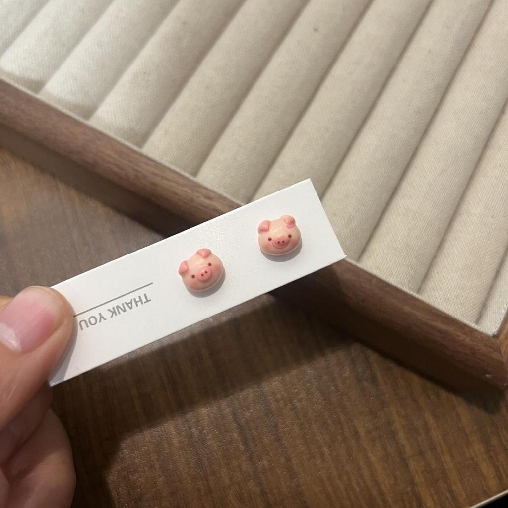 Adorable 3D Cartoon Pig Magnetic Ear Clip for Students
