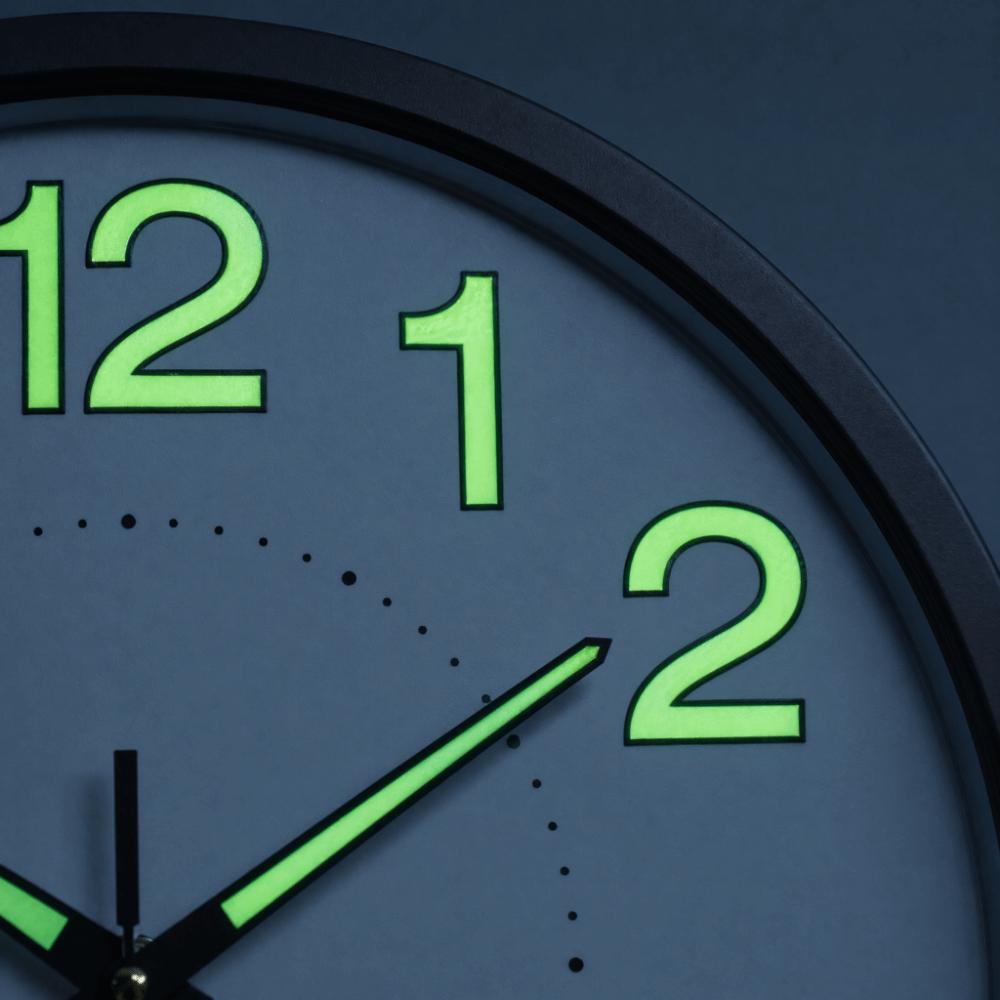 Easy to Read Glowing Hanging Clock Silent Quartz Wall Clock Modern Luminous Wall Clock  Office