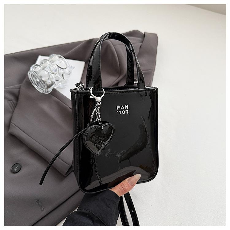 

Сумка женская 2025 новая модная маленькая сумка нишевая в зарубежном стиле ретро сумка-мессенджер универсальная трендовая сумка на плечо чёрный