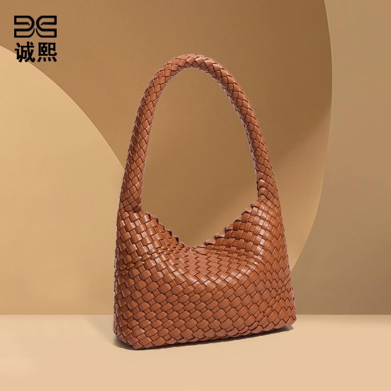 Trendy retro niche armpit bag fashionable and casual versatile handwoven bag soft leather large capacity hand lift mother and child bag