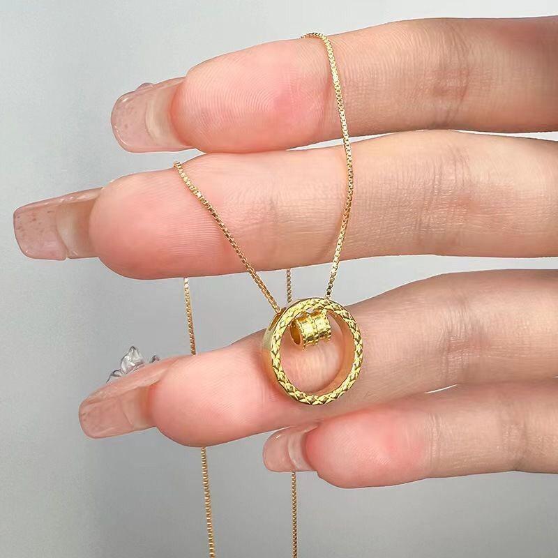 Elegant Women's Circle Pendant Necklace - Light Luxury Clavicle Chain