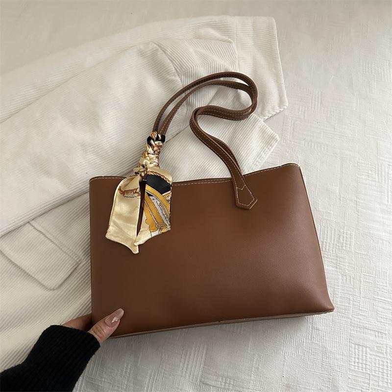 

Retro large-capacity bag, new autumn and winter fashion versatile shoulder tote bag, commuter women s bag for work светло-коричневого