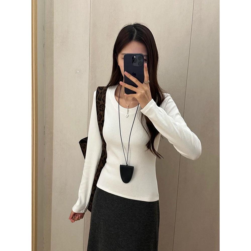 Women's Slimming Long Sleeve White T-Shirt: Versatile Base Layer for Spring & Autumn, Stylish & Simple Design