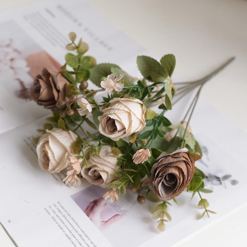 Bouquet Principessa Rosa a 5 Teste Europeo: Centrotavola Floreale Annodato a Mano e Decorazione Floreale Moderna a Parete.