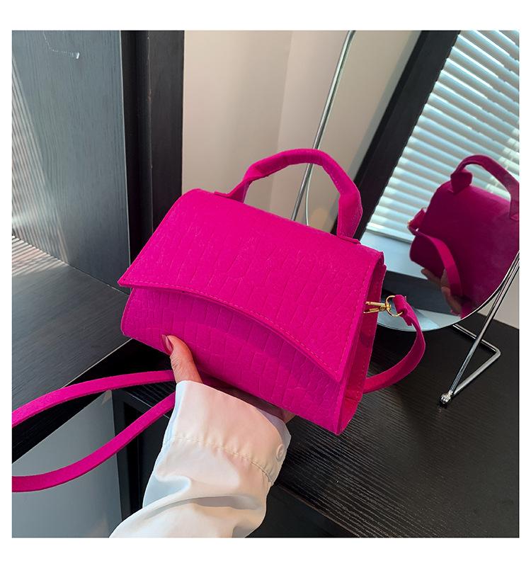 

Нова фетрова сумка-месенджер на плече з крокодилячим візерунком жіночі сумки2024 осінь нова модна універсальна портативна маленька квадратна сумка рожевий червоний колір