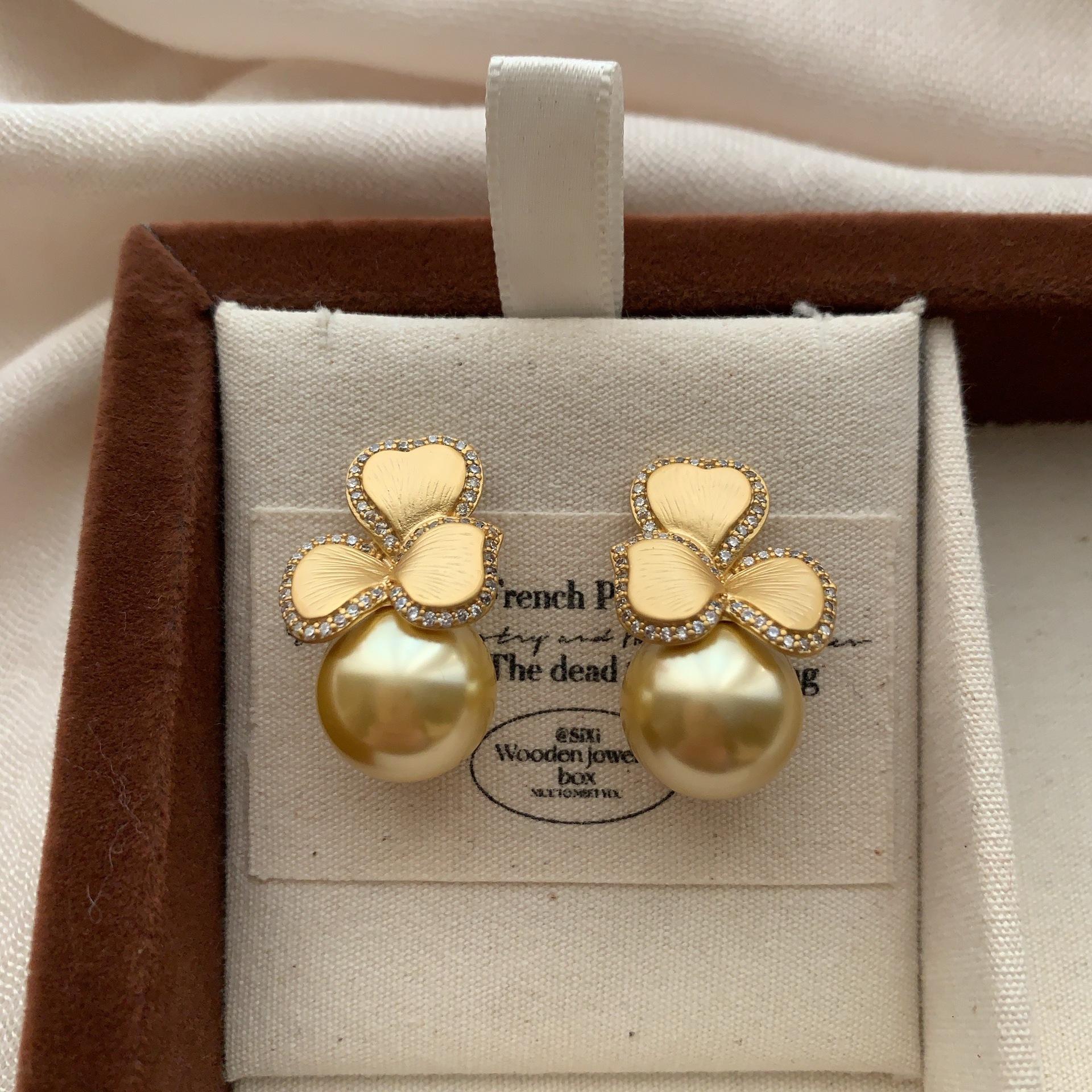 Classic Clover Pearl Stud Earrings Retro Elegant Exquisite Niche Premium Sense Simple Light Luxury Earrings