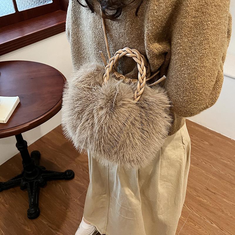 Plush Bag Women's Autumn and Winter Leisure 2025 New Niche Design Shoulder Messenger Bag Portable Fluffy Bucket Bag