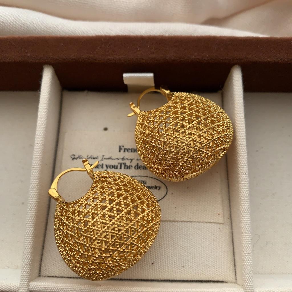 Three-dimensional hollow woven spherical earrings, ear buckles, light luxury, cold and fashionable, exquisite high-end personalized earrings