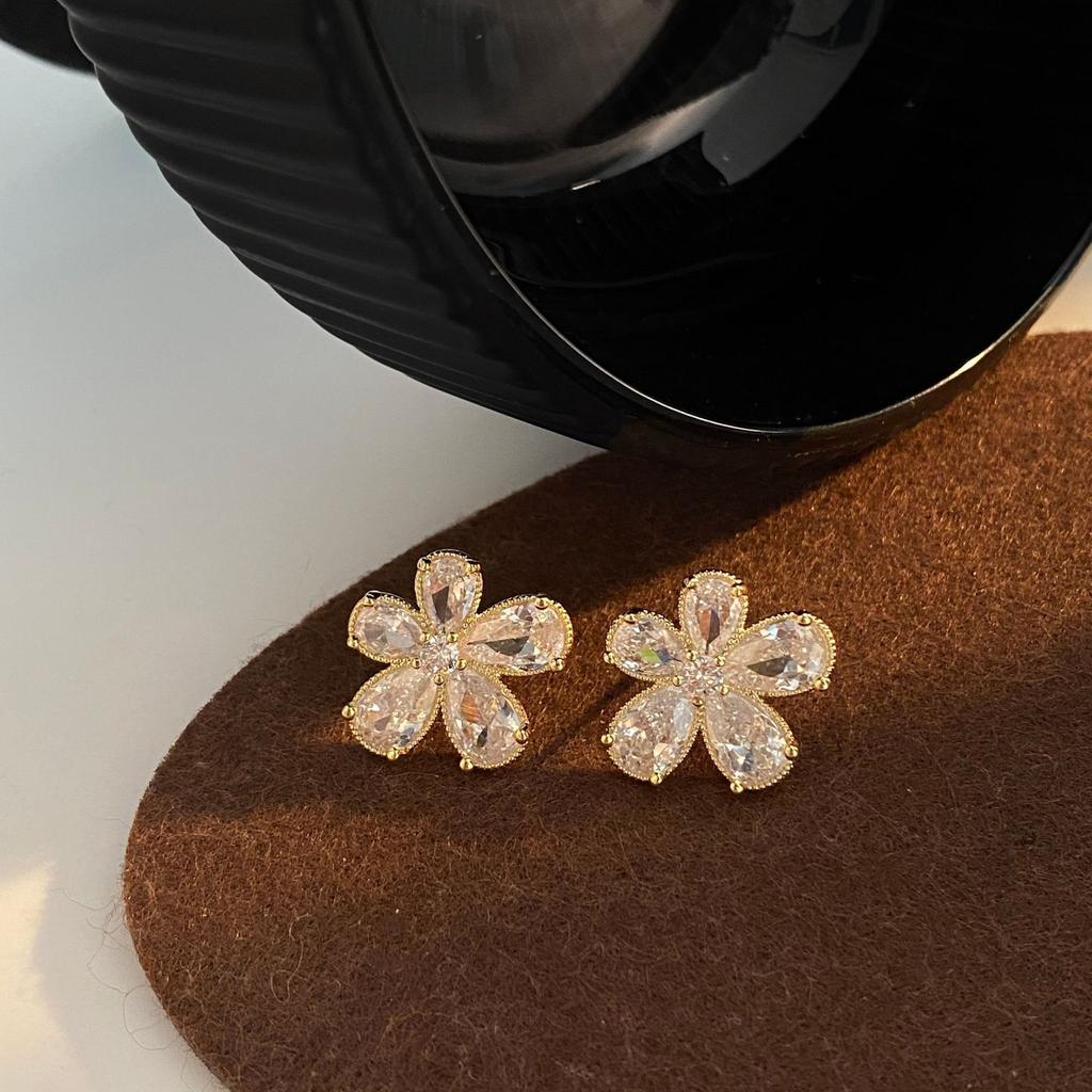 Luxury Temperament Sparkling Zircons Flower-shaped Stud Earrings for Women Exquisite Personality Bride Wedding Designer Jewelry