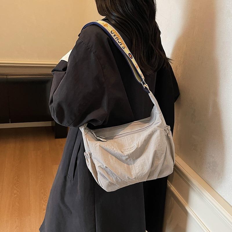 Large-capacity Casual Cloth Bag Women's New Versatile and Lightweight Shoulder Messenger Bag Fashionable Pleated Dumpling Bag