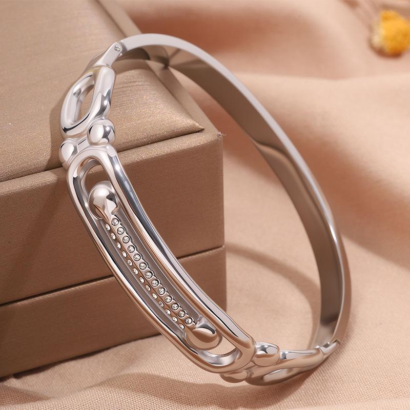 Hollow Titanium Steel Women s Fashionable and Elegant Light Luxury Bracelet 17CM