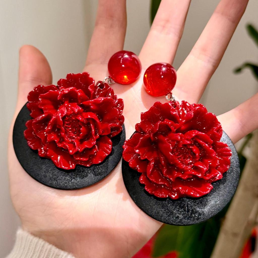 Eleganti Orecchini Peonia Rossa - alla Moda Stile Hong Kong con Petali Rossi in Legno Esagerati