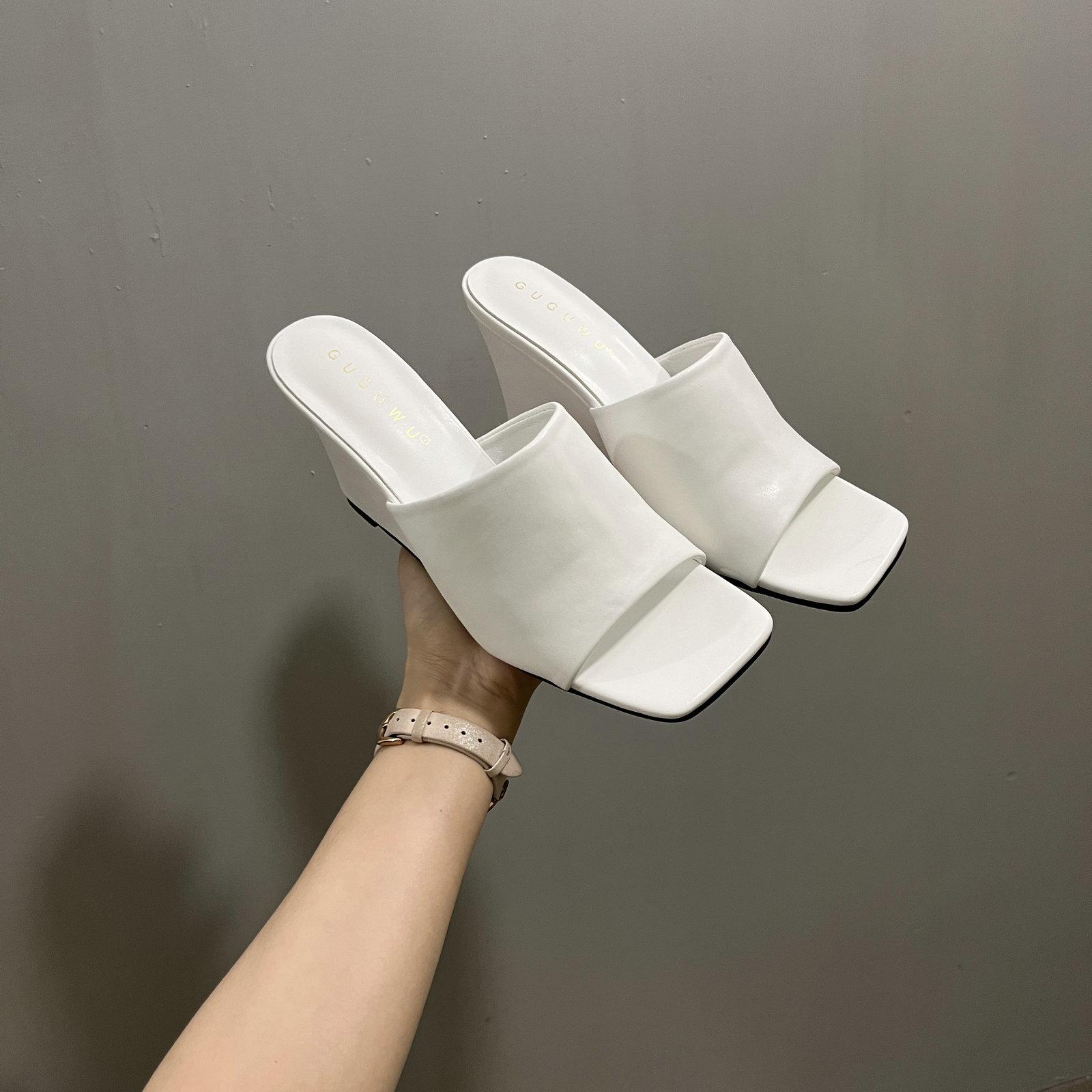 

2024 Летние женские тапочки на платформе, модные элегантные уличные шлепанцы с толстой подошвой, женские повседневные босоножки на танкетке 39 белый