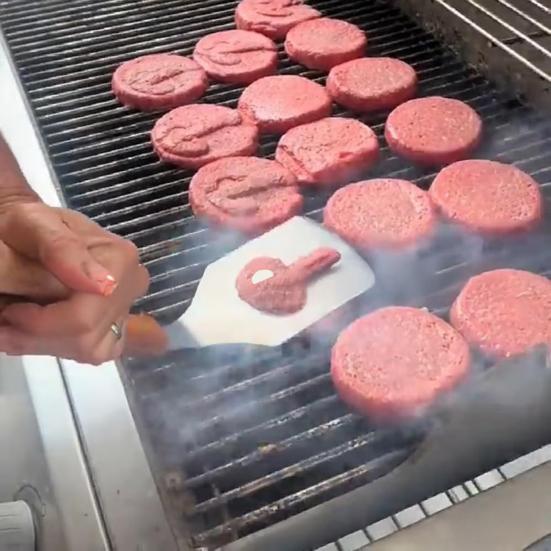 Grilovací obracečka s dřevěnou rukojetí Nerezová obracečka na hamburgerové placičky Profesionální dutá obracečka snižující zbytky tuku na placičky slaninu