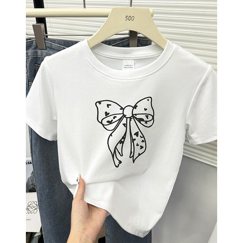 

Трендовая летняя женская облегающая футболка с принтом бантиков и открытыми плечами Medium