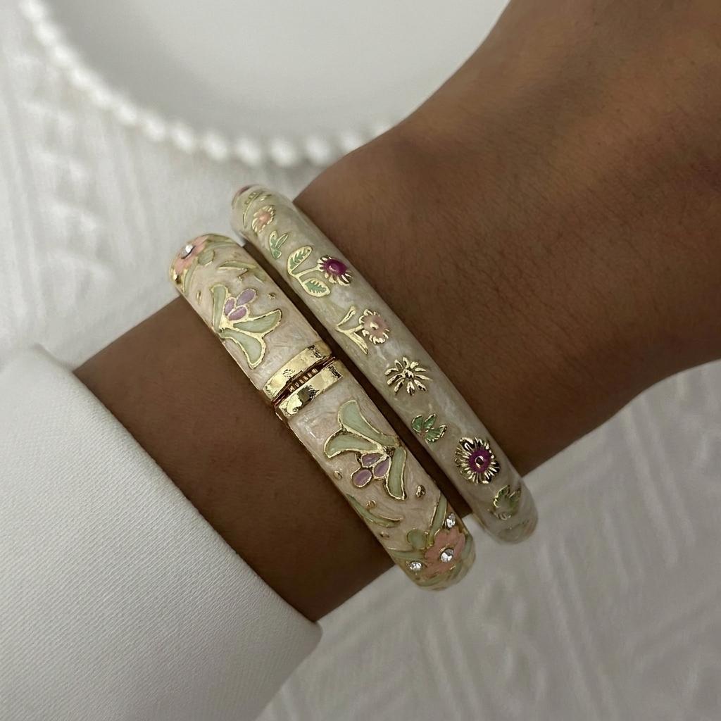 2ks Hrubé smaltované květinové náramky Sada pro ženy Etnický styl Duté květinové cloisonné náramky Vintage přívěsky Šperky Dárky