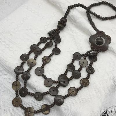 Collana Lunga in Legno con Motivo Floreale Retro - Stile Naturale in Marrone, Design in Cotone e Lino.