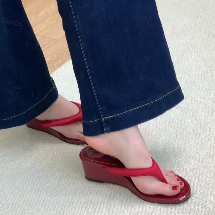 Wersja ze skóry owczej~ Francuskie niszowe klapki na koturnie z leopardzim nadrukiem damskie do noszenia na zewnątrz 2025 lato gruby obcas sandały z paskiem między palcami