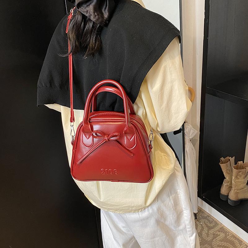 

Корейская версия трендовой модной универсальной портативной маленькой квадратной сумки под мышкой женская 2025 зима новая дорожная сумка-тоут на плечо 24*8.5*18 красный