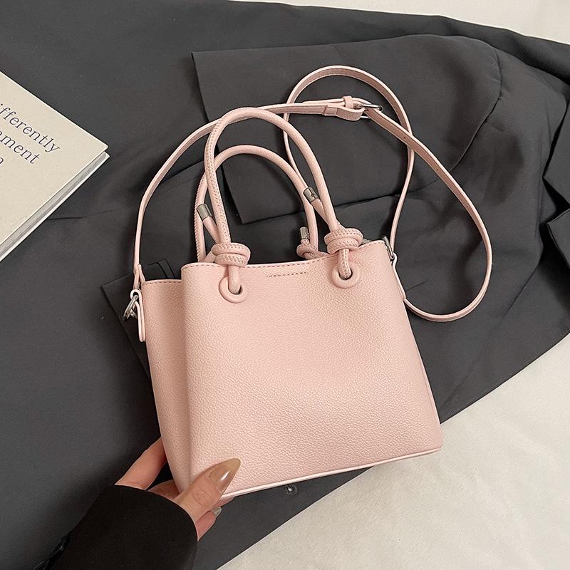 

2025 новая простая однотонная высококлассная портативная сумка-ведро весна-лето новая универсальная повседневная сумка-мессенджер для поездок на работу