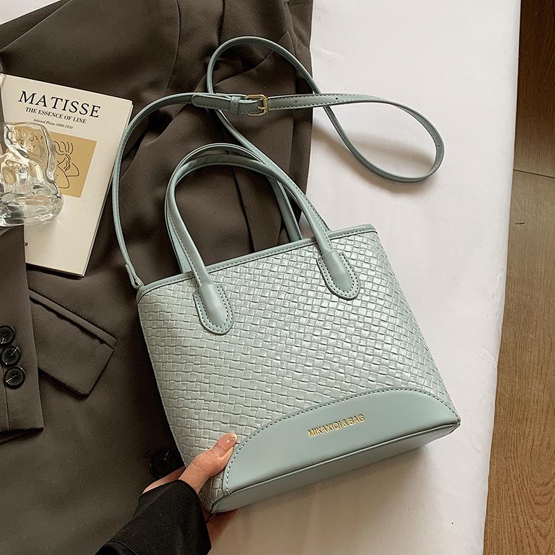 

Stylish and high-quality woven pattern casual portable bucket bag, women s commuting versatile textured messenger bag