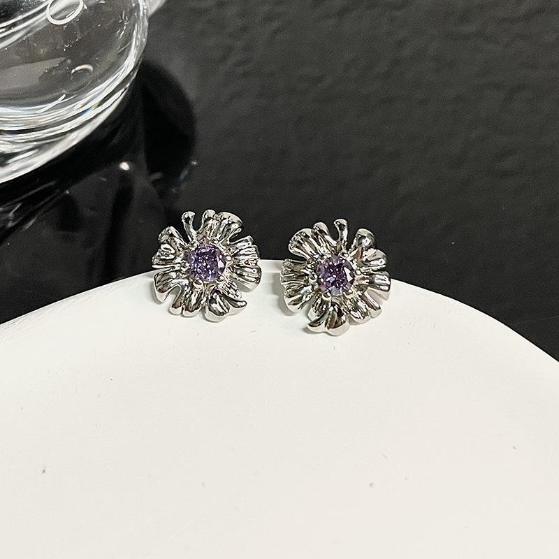 Small Daisy Temperament Sweet Stud Earrings Flower Earrings Women S Purple Niche Design High Sense Cold Wind Earrings
