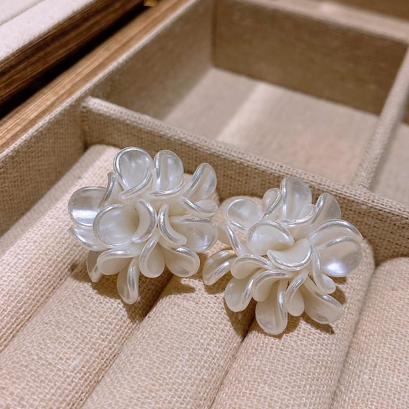 Boucles d'oreilles tulipe rétro françaises boucles d'oreilles amour design temperament sens des détails boucles d'oreilles diamant boucles d'oreilles mode coréenne