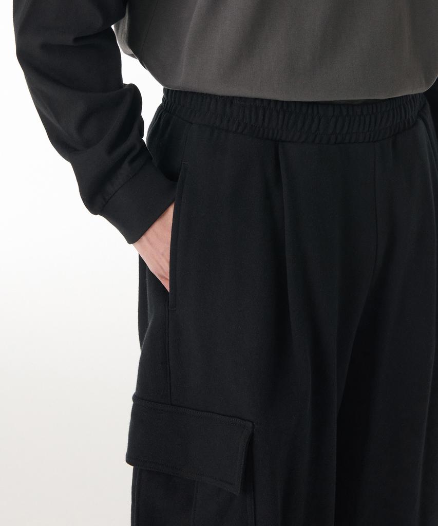 MUSINSA STANDARD One-Pleat Cargo Bermuda Sweatpants [Black]