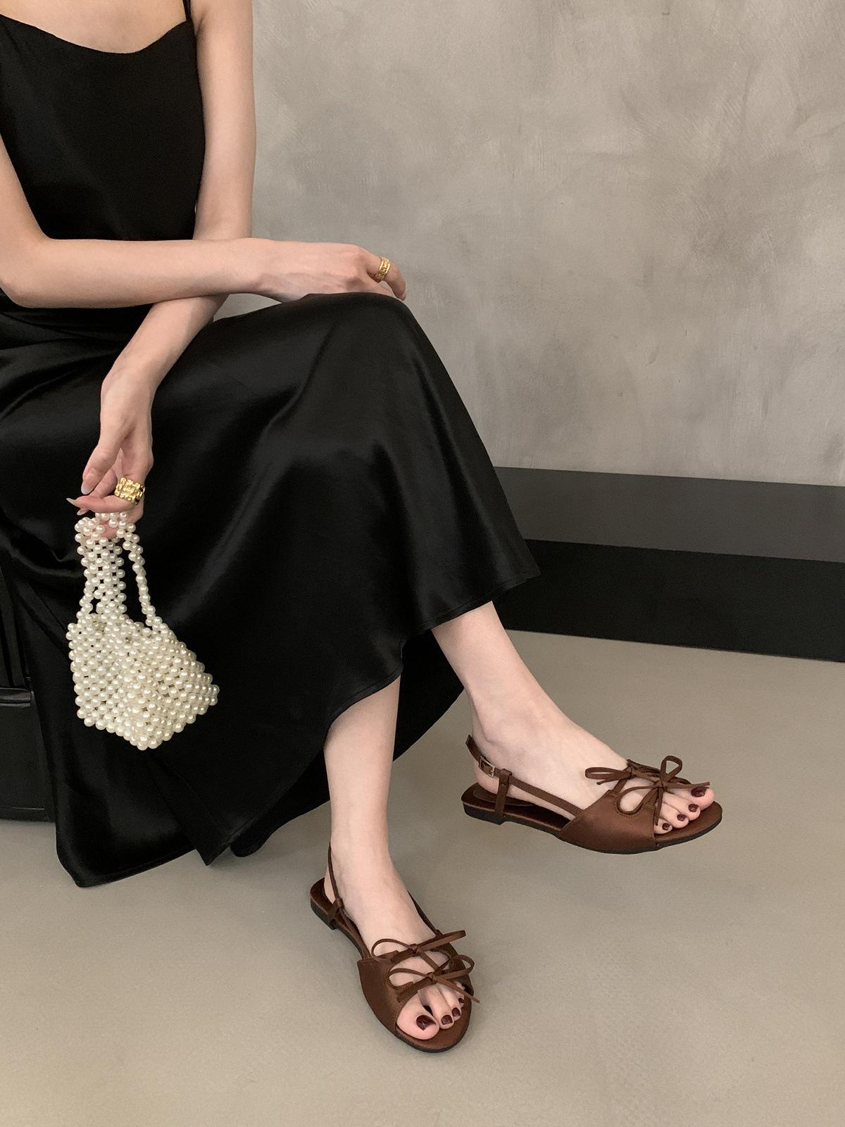 

French satin bow open-toed flat sandals 2025 summer new round head outer wear flat heel cool slippers 39 темно-коричневого