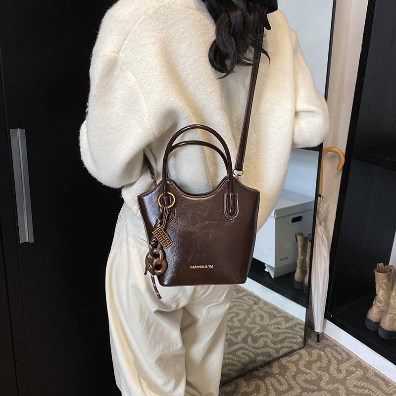 This year's popular retro bag women's autumn and winter versatile 2025 new messenger bag high-end portable bucket bag