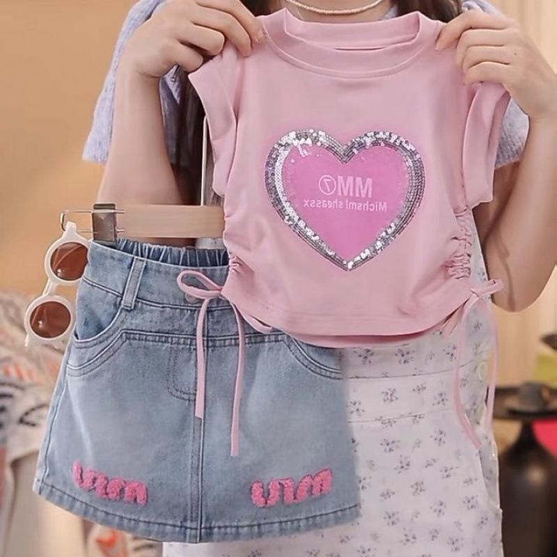 Dziewczęcy Letni Różowy T-shirt z Sequinami w Kształcie Serca - Dopasowany Krój, Uroczy Krótki Rękaw ze Wciąganą Talią
