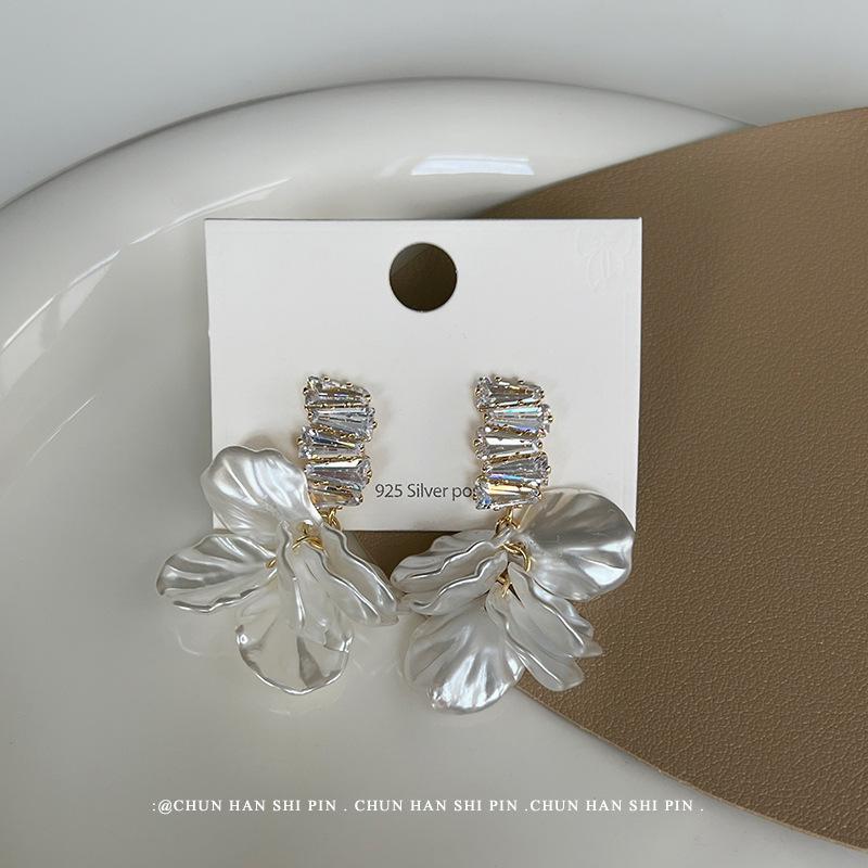 

Tassel shell, flower mosquito coil disc, ear clips, no ear piercings, earrings, niche design, long stud earrings, fashionable temperament earrings.