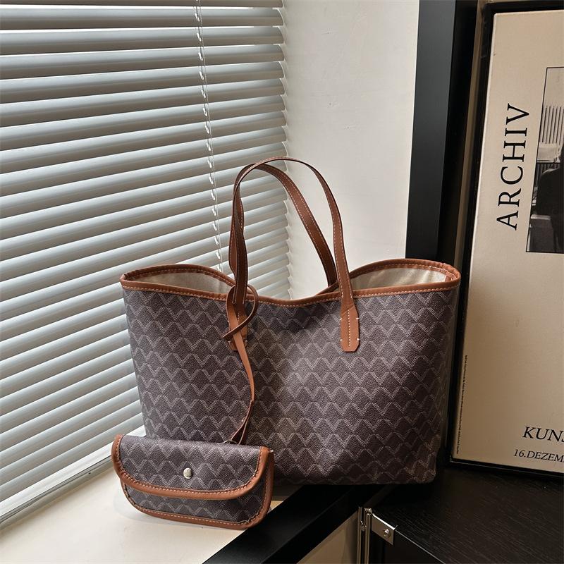 

Корея Дондэмун Сумка Зуб Собаки 2025 Новая Сумка Корзина для Овощей Большой Вместимости Сумка для Мамы Сумка Тоут с Граффити коричневый