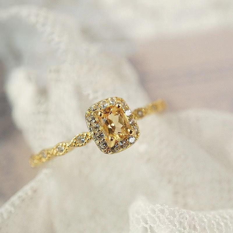 New Small Sugar Cube Ring Women's Light Luxury Yellow Zircon Micro-inlaid Gold Lace Women's Ring.