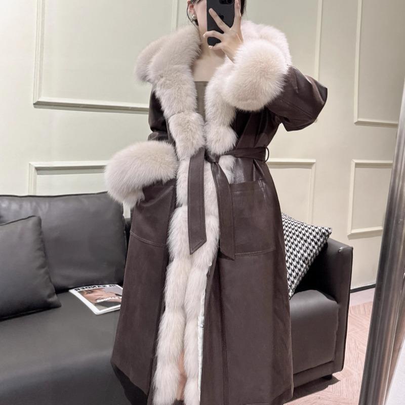 The real shot is a new goose down suit, a fox fur coat, a women's long pie, and a large-size fur coat.