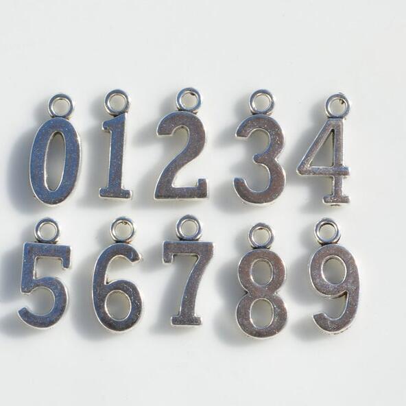Antique Color 2024/2025 Graduation Season Themed Zinic Alloy Metal Pendant Charms for Keychain Bracelet Necklaces Jewelry